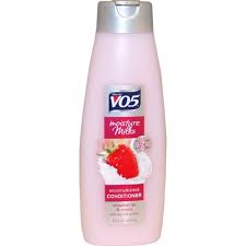 VO5 Moisture Milks Strawberries & Cream Conditioner 443 ml